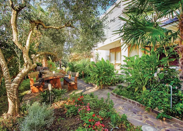 1 Bedroom Beautiful In Apartamento *